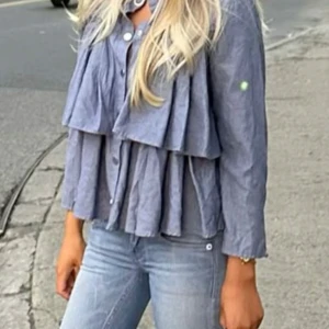 Blå volangblus med knappar - Säljer en jätte fin blå blus med volanger och knappar framtill ifrån Zara i storlek XS. 💖Hör av er vid frågor och eventuellt prisförslag. 