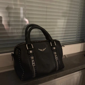 Zadig & volitare väska - Säljer min absoluta favorit väska!!💞i använt skick. Pris kan absolut diskuteras vid snabb affär💞det långa bandet är tyvärr borta.