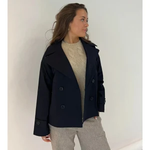 Blå kappa - Säljer min marinblåa kappa ifrån Design by si då den inte kommer till användning. Det finns inga fel på den, skriv om ni vill ha fler bilder. Nypris 681kr