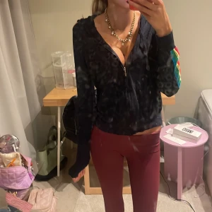 Mörk blå hoodie med regnbågsränder - Mörk blå hoodie med dragkedja och huva. Långa ärmar med färgglada regnbågsränder längs hela ärmen. perfekt för dig som gillar färg och vill sticka ut. Mjuk och skön, passar till många olika outfits.Köte den för ungefär 4-5 månader sen och bara använd 4 gånger,inga deferenser och inga knott och ser ut som helt ny.Nypris 1600 men säljer för ändast 950kr!Pris kan diskuteras❤️