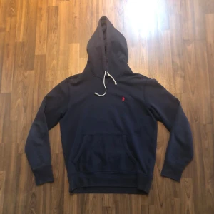 Mörkblå ralph lauren hoodie  - Tja! Säljer en as fet o populär hoodie från Polo Ralph Lauren. Riktigt skön och bra passform. Storlek S true to size. Tröjan har några tecken på användning. Nypris ca 2000kr. Hör av dig vid minsta fundering!