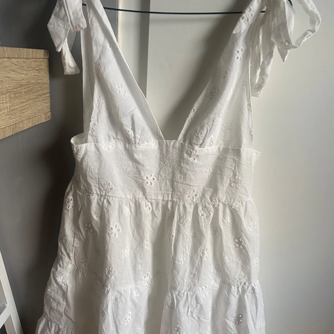 Vit somrig klänning med knytaxelband - 2