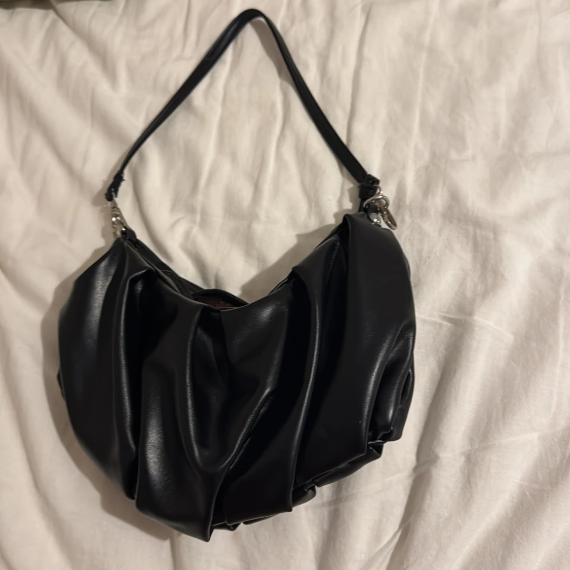 Svart axelväska i skinnimitation - 1