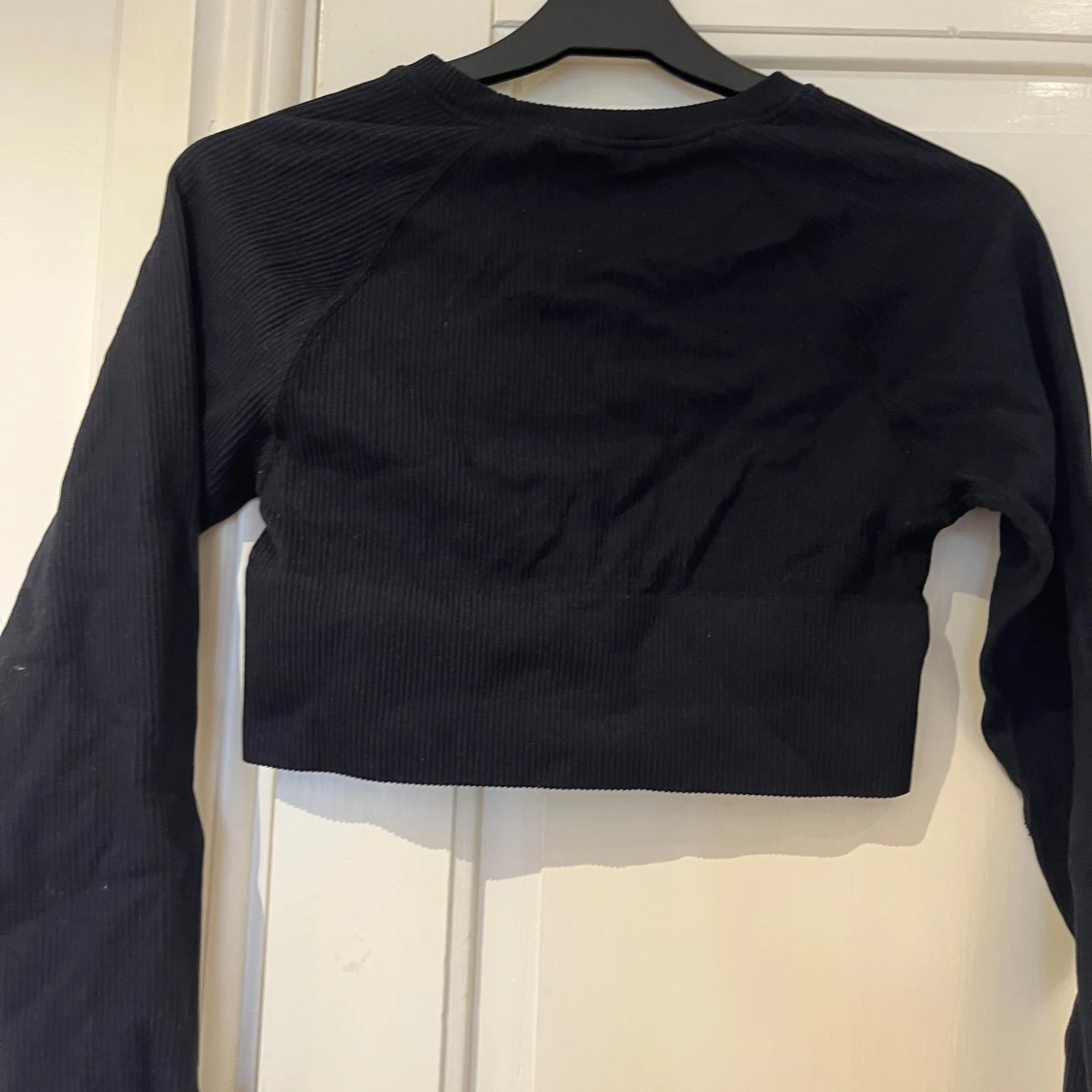 Svart croppad långärmad topp BikBok - 2