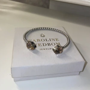 Carolina Svedblom Armband  - Det är knappt använt mycket bra skick färgen är Vintage Rose 