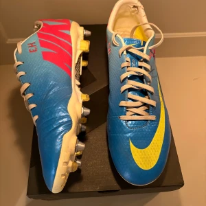 Nike mercurial fotbollsskor  - Säljer dessa mycket sällsynta Nike mercurial i skruvdobbb. Är använda men fortfarande i mycket bra skick. Sulorna är byta till nya och hälen har tappat lite färg men inget som påverkar spelet. 