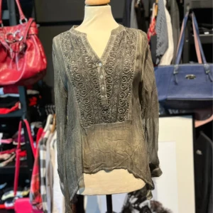 Grön/grå broderad blus  - Supersnygg grön/grå blus från Sita med broderade detaljer framtill och knappar vid halsringningen. Tunt, lätt material som ger en luftig känsla. Långärmad med knappar vid ärmslut och lätt skrynklig finish. Perfekt för dig som gillar boho-vibe och unika detaljer.