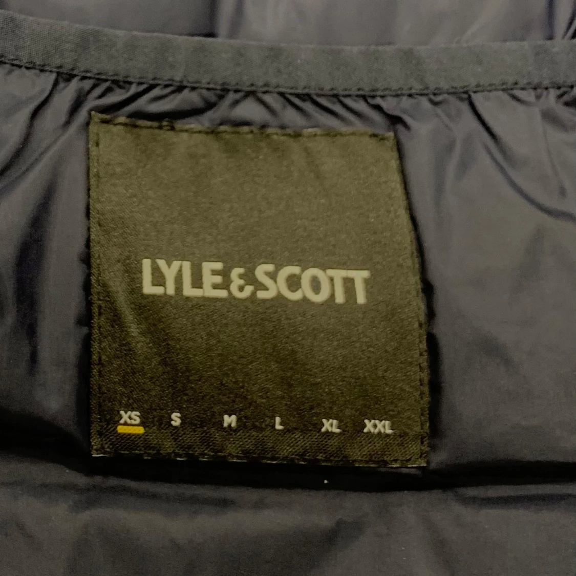 Mörkblå dunväst från Lyle & Scott XS - 1