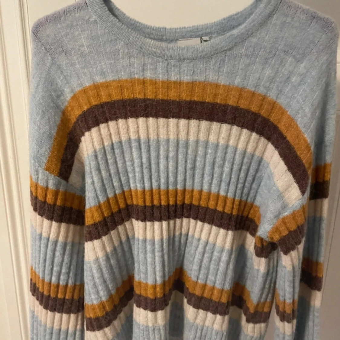 Randig ribbstickad tröja i pastell