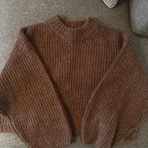 Brun stickad från Gina  - Brun stickad tröja från Gina Tricot i storlek M. Säljer eftersom den inte kommer till användning. Den är inte använd och sticks inget💗
