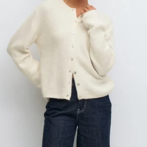 Vit kofta från Gina Tricot XS, (oanvänd) - Mysig vit/beige kofta från Gina Tricot i storlek XS. Koftan är stickad och har knappar framtill. Och långa ärmar. 😻😻