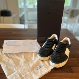 Valentino flycrew - Valentino flycrews i super fint skick ändast en nit saknas | Allt og medföljer samt kvitto från Miinto | Storlek 42 men passar även större.