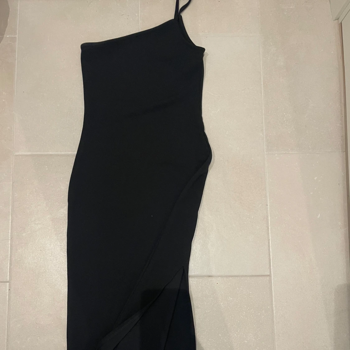 Svart oneshoulder långklänning