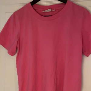 T shirt  - Fin rosa t shirt som inte kommer till användning. Fint skick från Kappahl 