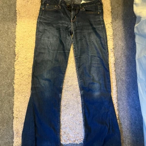 Hollister Skinny Jeans W27 L30 blå - Snygga blå skinny jeans från Hollister med klassiska kontrastsömmar och coola broderade bakfickor. Modellen är smal och sitter tajt längs benen. Jeansen har normal midja och är tillverkade i stretchig denim för skön passform. jag har sytt dom utsvängda, se de blev ett hål men man kan fixa de 💕 buda gärna 