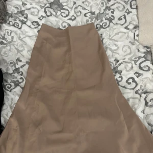 Beige satin kjol  - Beige satin kjol från NAKD