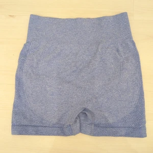 Blå seamless träningsshorts S - Snygga ljusblå seamless träningsshorts med hög midja och scrunch-detalj bak. Tillverkade i ett stretchigt material av 90% polyamid och 10% elastan. 