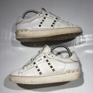 Valentino skor  - Hej! Säljer nu mina skor från märket Valentino , storlek 37 bra skick, allt på bilden ingår. Tveka inte på att höra av dig om du har frågor eller funderingar kring skorna! 