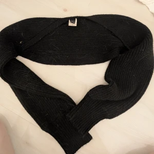 Svart ribbstickad kofta från SHEIN - Svart, ribbstickad kofta från SHEIN. Har hundhår på sig men det går säkert bort med en roller