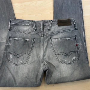 Replay anbass Jeans - Replay anbass jeans som jag ej finnar några fel med. Storlek W30/34 🚨OBS🚨Vid minsta lilla fråga är det bara skriva svarar snabbt även går det att sänka pris vid en snabb affär🫡