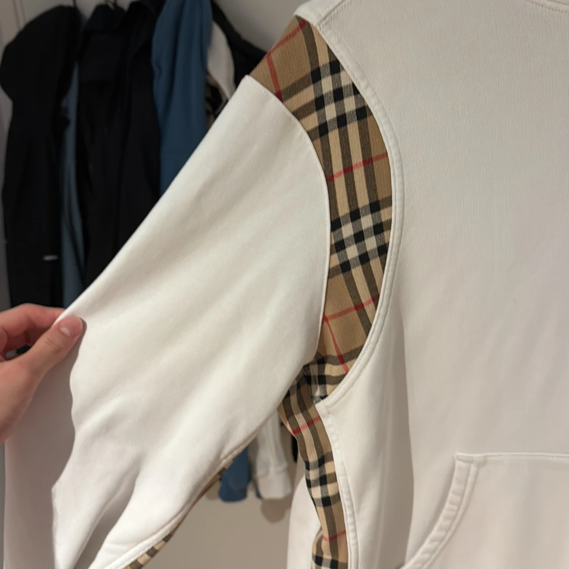 Vit Burberry hoodie med rutiga detaljer - 4