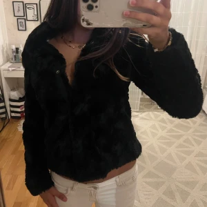 Faux fur jacka - Sypermysig svart faux fur jacka från Vero Moda i mycket bra skick. Jackan har långa ärmar och stängs med tryckknappar. Den är helt felfri och perfekt för hösten/vintern. Pris kan diskuteras!