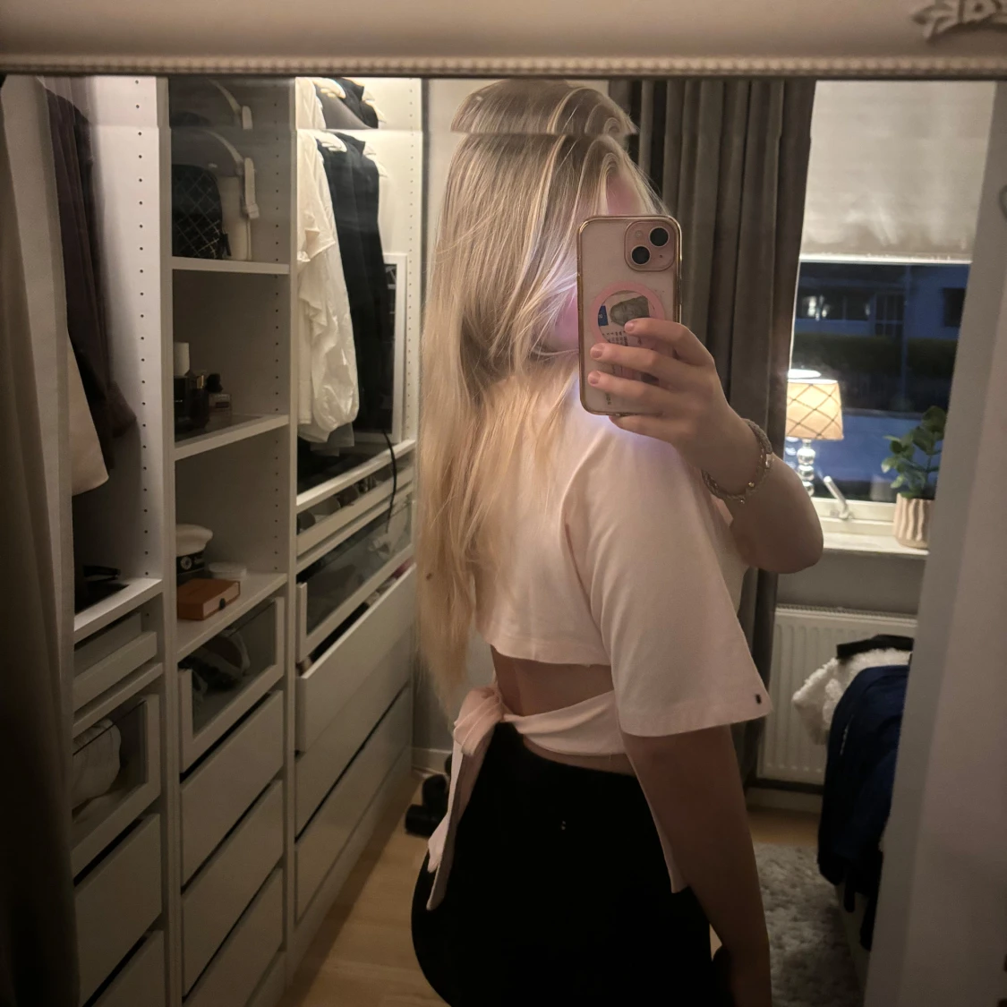 Ljusrosa t-shirt med knyt i ryggen - 1