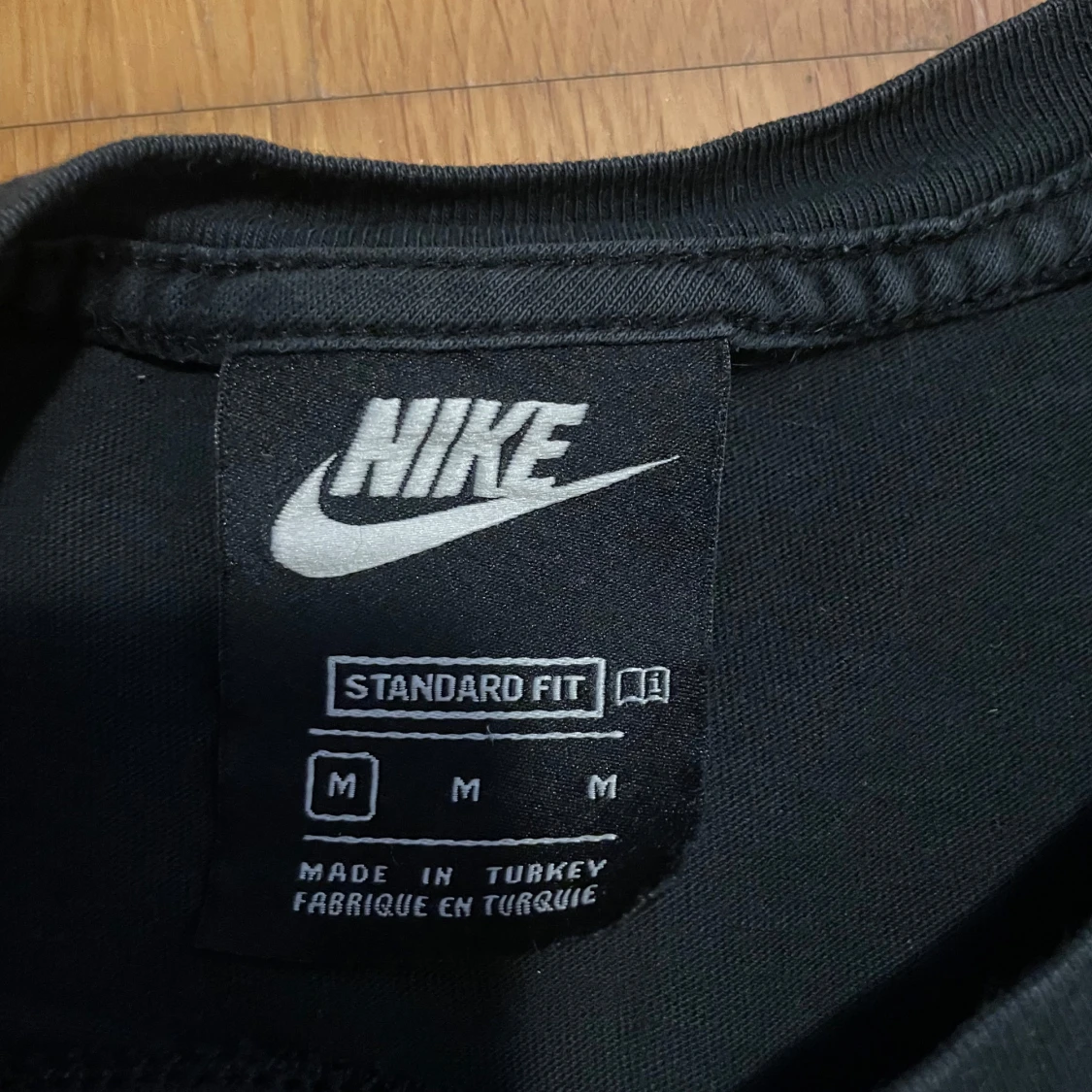 Svart Nike t-shirt med grön logga - 1