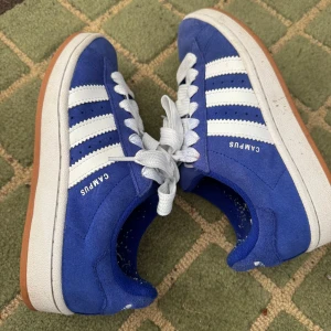 Adidas campus 00s  - Hej säljer dessa campus 00s dom har knappt använts och är i fint skick dom är väldigt sköna och bra 