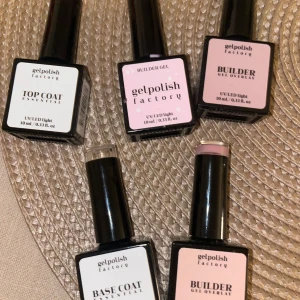 Gelpolish Factory nagelkit - Säljer ett kit med fem nagelprodukter från Gelpolish Factory: top coat, base coat, två builder gel overlay och en builder gel. Alla flaskor är svarta med fyrkantig form och har 10 ml. Perfekt för dig som vill fixa snygga gelnaglar hemma med UV/LED-lampa.  Base, top och builder använda en gång. Resten oanvänt 