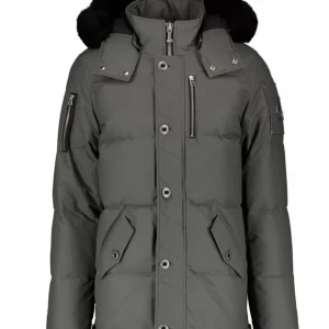 Mörkgrå dunjacka från Moose Knuckles 3Q grey - Snygg mörkgrå dunjacka från Moose Knuckles med fluffig svart huva, flera dragkedjor och knappar framtill. Jackan har coola detaljer som logopatch på ärmen och praktiska fickor med lock. Perfekt för kalla dagar med sin tjocka och quiltade design.