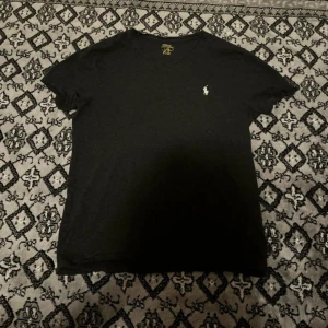 Säljer en svart polo Ralph laurhen t shirt - Inga skador kan se lite användning 