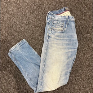 Replay ljusblå anbass - Säljer ett par ljusblå jeans från Replay med modellen anbass. Jeansen är i storlek w31 L30. 