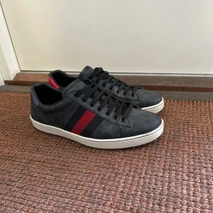 Gucci ace skor - Säljer min pojkväns fina GG skor, box,dustbag mm följer såklart med