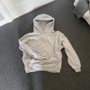 Grå hoodie - Använd fåtal gånger💗