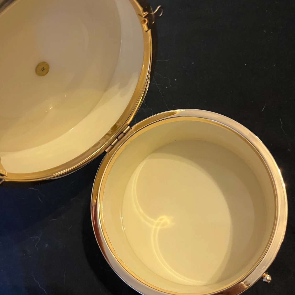 Glittrig kuvertväska med pärlhandtag - 1