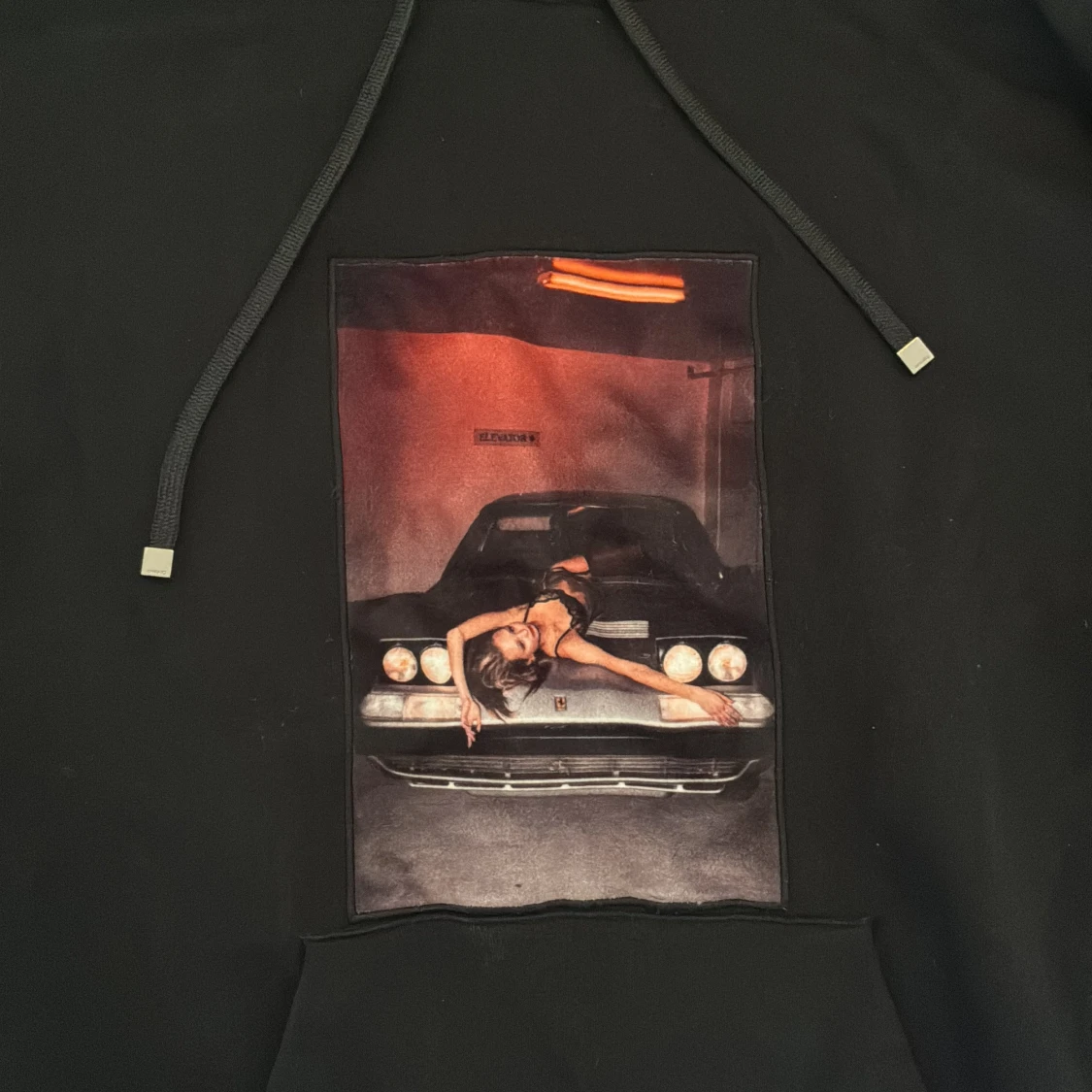 Svart hoodie med tryck och huva - 1