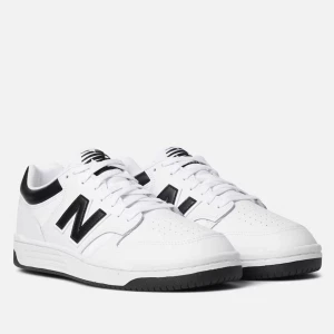 Vita New Balance sneakers - Säljer ett par klassiska New Balance sneakers i vitt med svarta detaljer. Skorna är knappt använda, i mycket bra skick, säljer då dom är lite små för mig som är närmre 39 i skostorlek. Perfekta för dig som gillar en clean och sportig stil.
