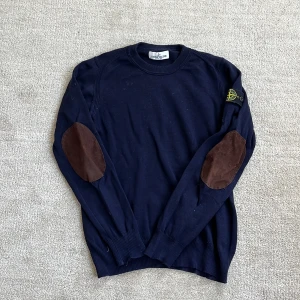 Stone Island Tröja - Tja! Säljer nu denna feta Stone Island tröjan! Den är i bra skick, man har behövt sy lappar vid armbågarna, men annars väldigt bra skick. Det finns ingen storlekslapp, men jag skulle säga att den passar ca. 150 - 160. Nypris: 3999 kr❌‼️ Mitt pris: 799 kr✅ Skriv vid minsta fundering eller fråga och pris kan diskuteras!🤝