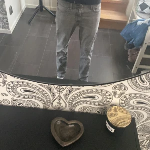 Grå Levi's 511 jeans W30 L30 - Säljer ett par grå Levi's 511 jeans i slim fit med klassisk femficksdesign och snyggt läderpatch bak. Jeansen har normal midja och raka ben, tillverkade i mjukt denimtyg som sitter skönt hela dagen.