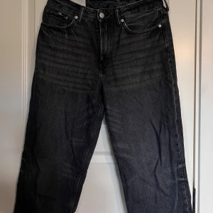 Svarta jeans från H&M - Svarta jeans från H&M i loose fit-modell. Jeansen har raka ben.