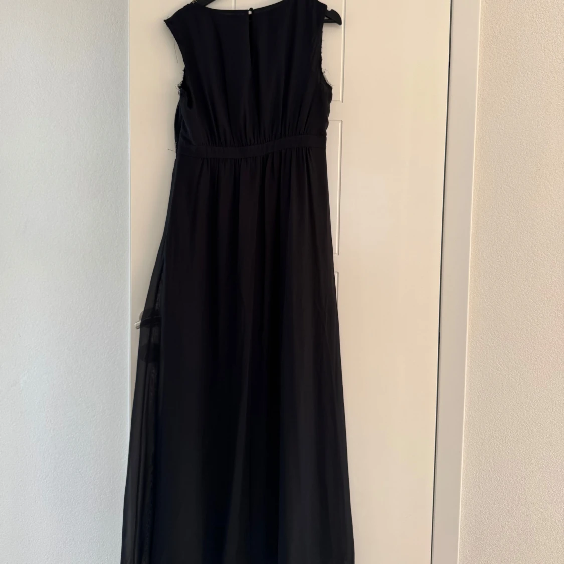 Svart långklänning med glittriga detaljer