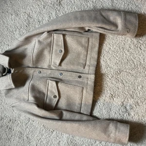 Beige jacka från zara - Beige jacka från zara, stl xs. Använd men fint skick💕