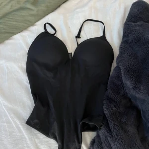 Svart body från H&M, storlek S - Snygg svart body från H&M i storlek S. .