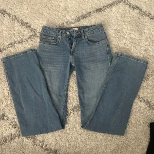 Ljusblå raka jeans från Nelly - Ljusblå jeans från Nelly med rak passform och låg midja. Klassisk femficksmodell med knapp och dragkedja framtill. Tillverkade i en mjuk bomullsblandning med lite stretch för extra komfort. 