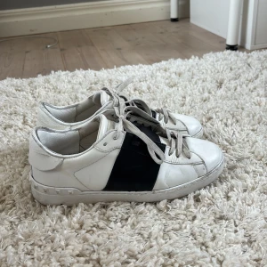 Vit/svarta Valentino Opens  - Intressekoll på mina svart/vita Valentino Opens! De är i bra skick, men ändå använda🥰 Gör en intressekoll då jag inte är säker, men kan säljas vid rätt pris! Hör av er vid frågor💕