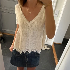 Beige stickad topp  - Beige spetstopp från Zara i storlek S. Fint skick. Använd gärna köp nu!