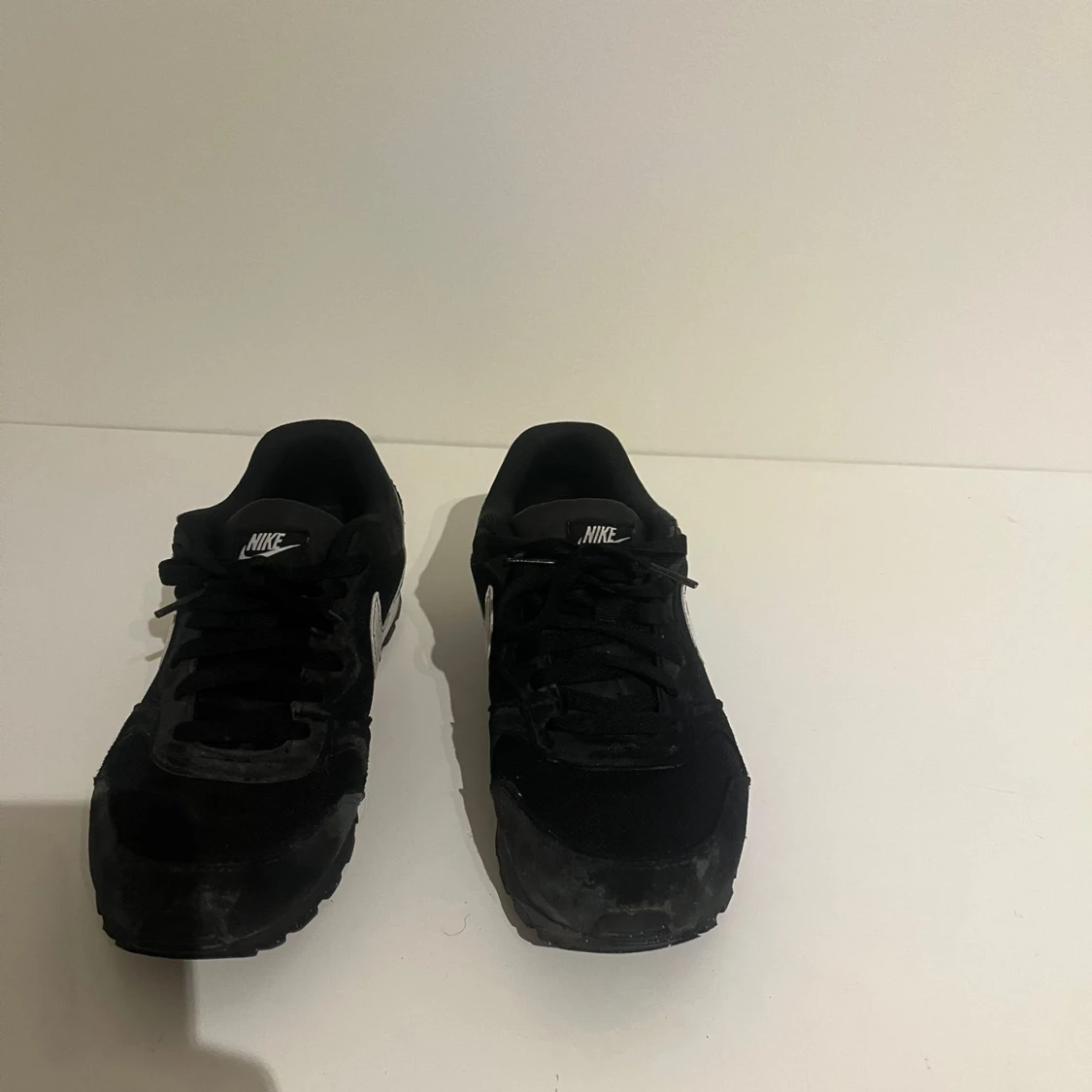 Svarta Nike sneakers med vit swoosh - 1