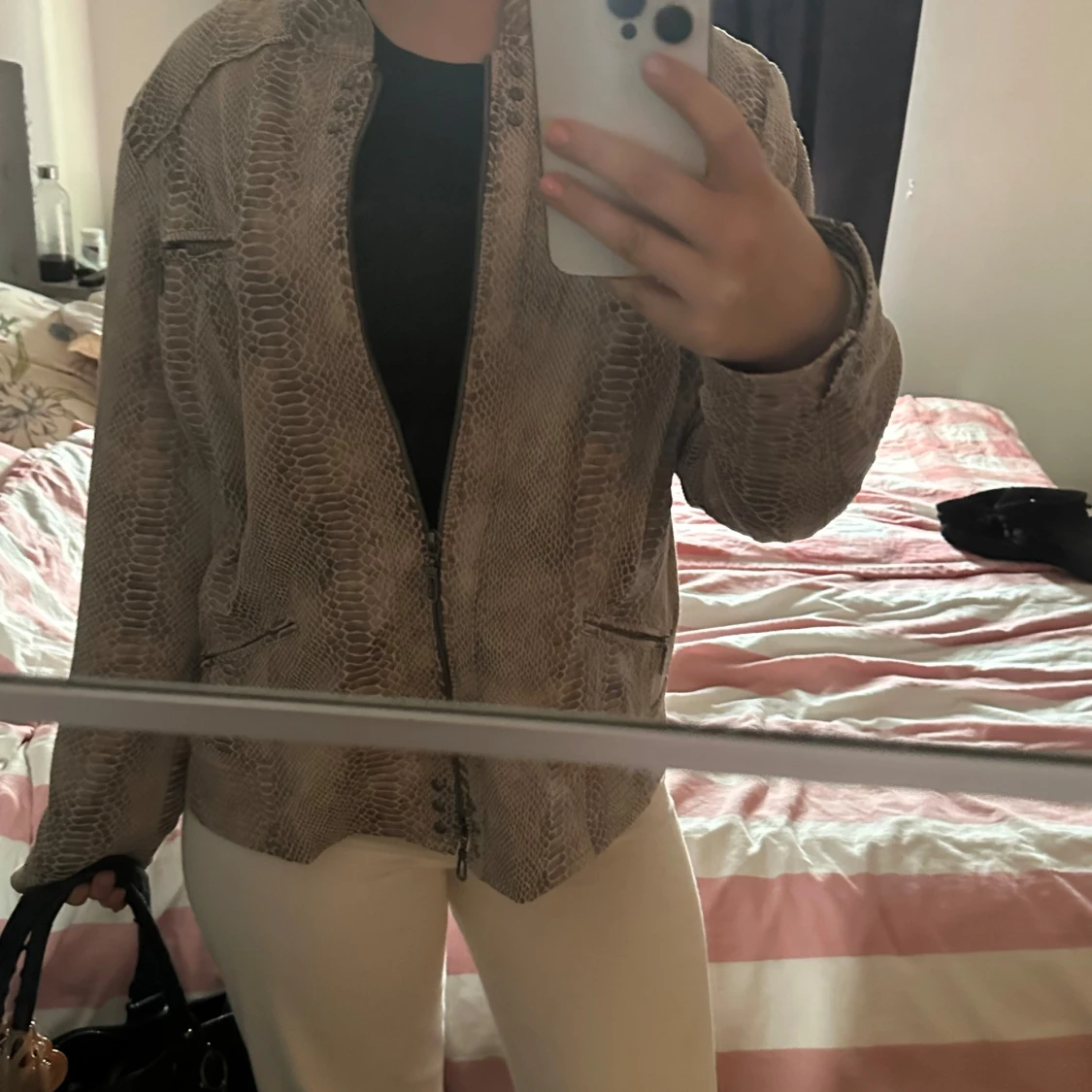 Beige skinnjacka med ormmönster - 1