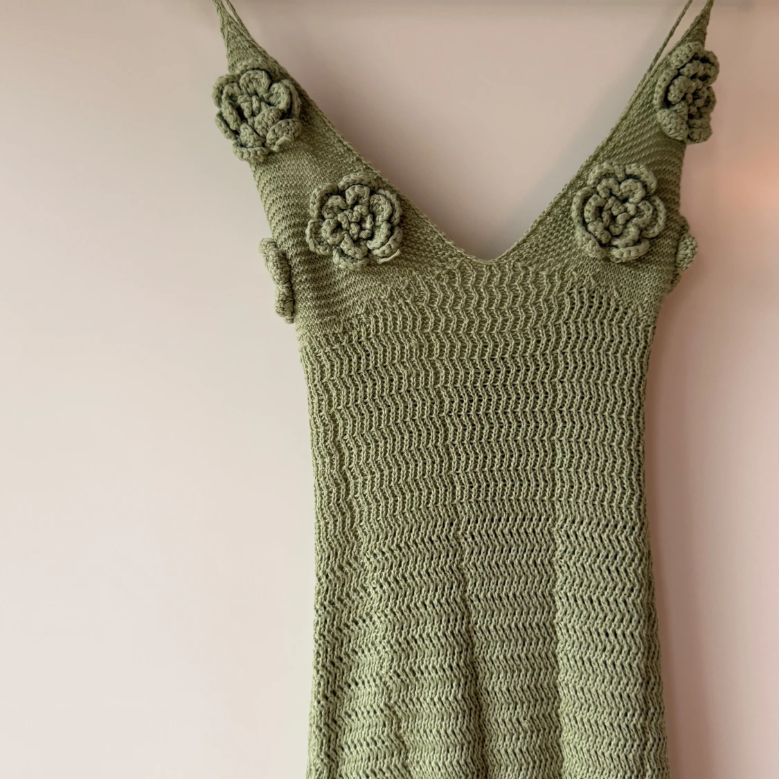 Grön stickad långklänning med blommor - 1